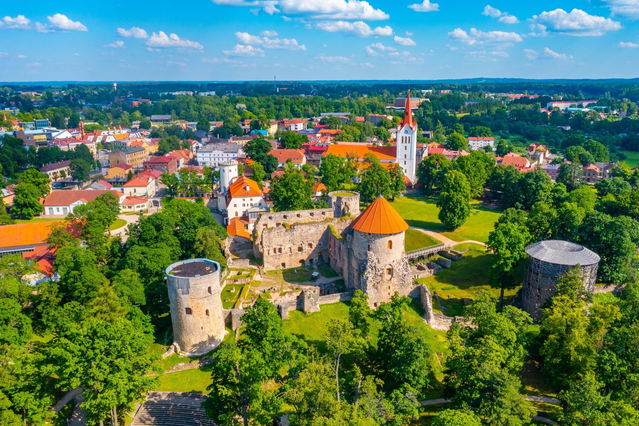 Cēsis: Průvodce historickým skvostem Lotyšska 2025 | levnocestovani.cz
