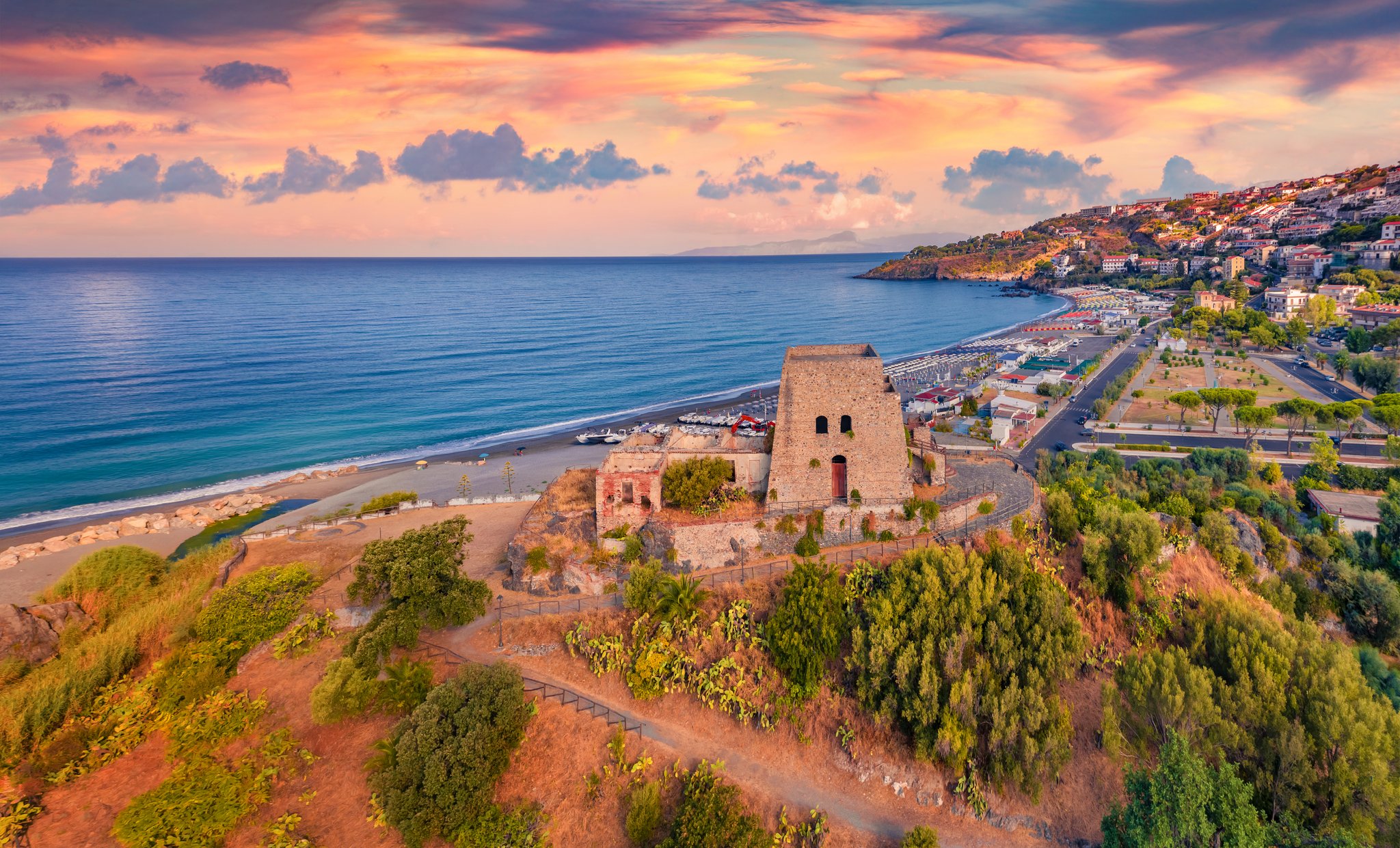 Torre Talao e spiaggia al tramonto